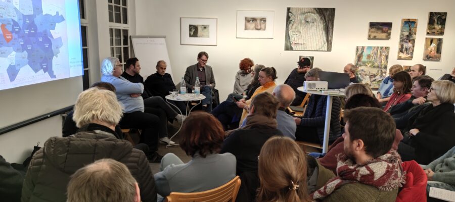 Im Politik-Forum Linden-Limmer: Ludwig Prilop vom Mieterladen Linden-Nord, Carsten Tech vom Quartiermanagement Linden-Süd, Gerd Runge von der Wohnungsgenossenschaft Linden-Limmer und Johannes Grabbe vom DGB